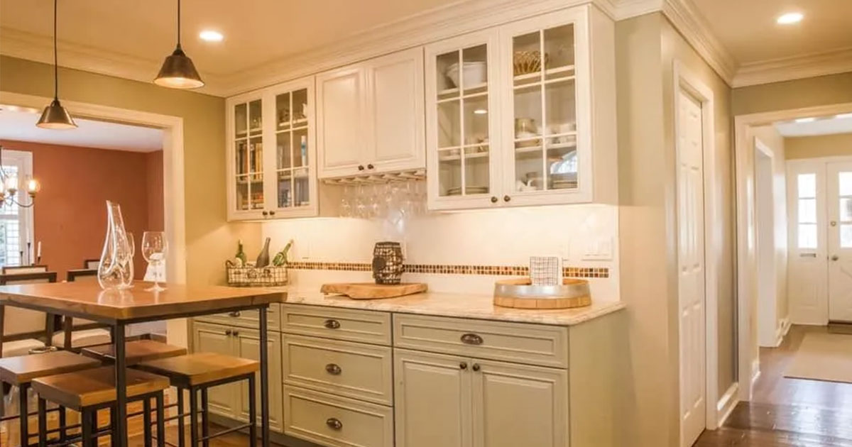 kitchen with accent and pendant
